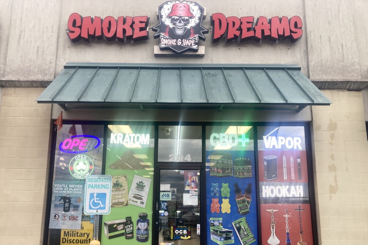 Smoke Dreams in Oak Grove works to keep customers happy