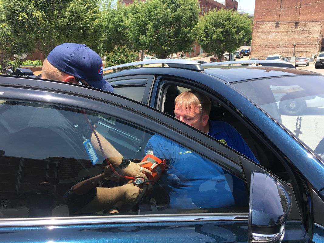 MCSO deputy sits in hot car to demonstrate dangers MCSO deputy sits in hot car to demonstrate dangers