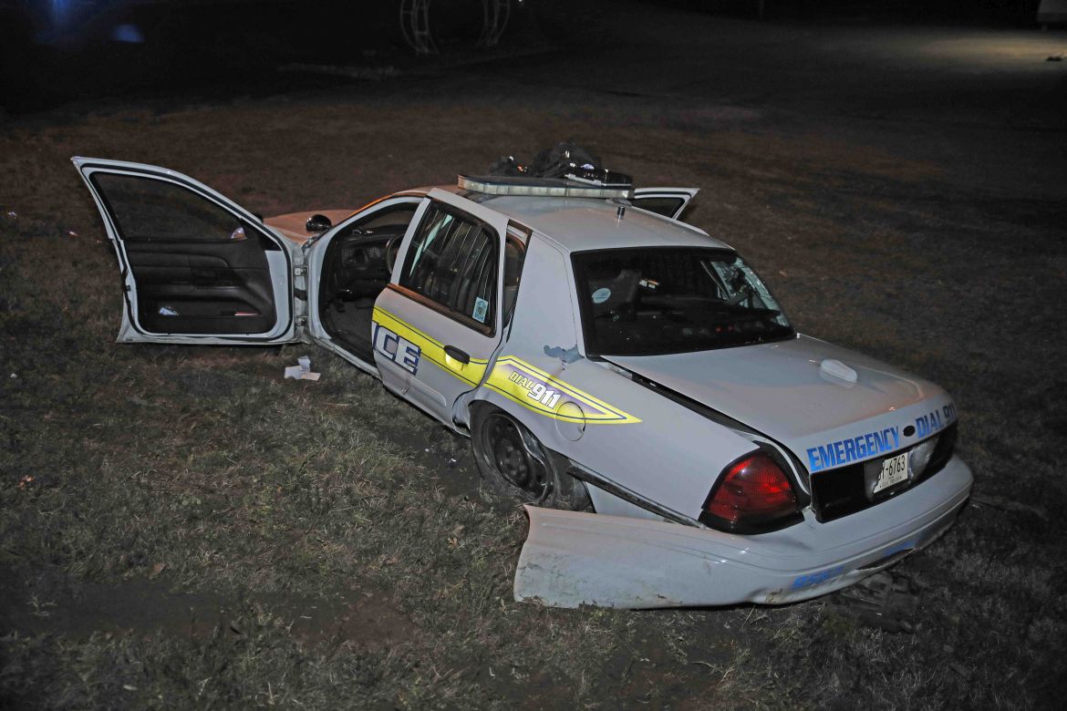 Clarksville police officer injured in crash while responding to carjacking call
