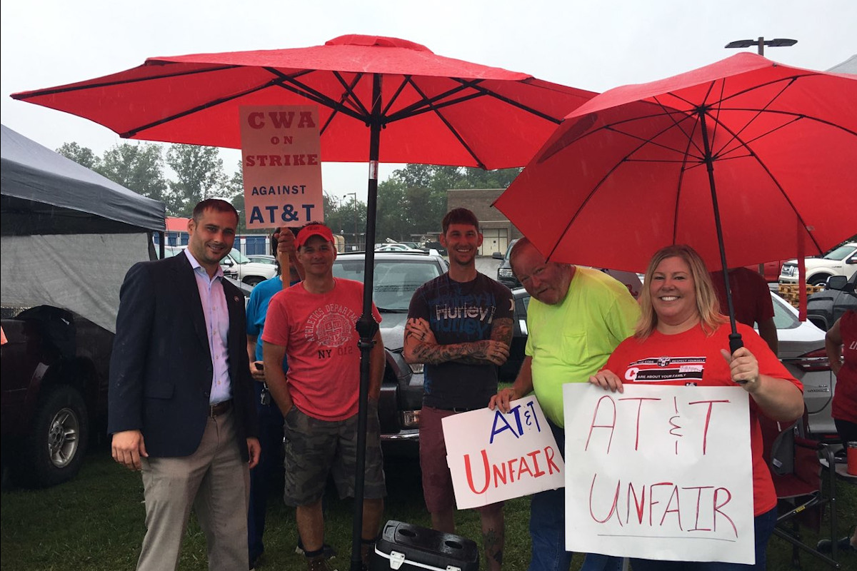 Clarksville AT&T employees join in multi-state strike - ClarksvilleNow.com