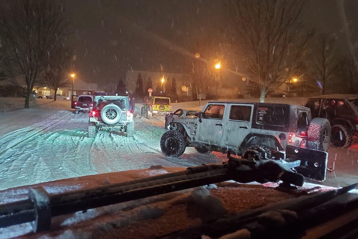 Jeep Crew steps up to help stranded motorists, healthcare workers in Clarksville