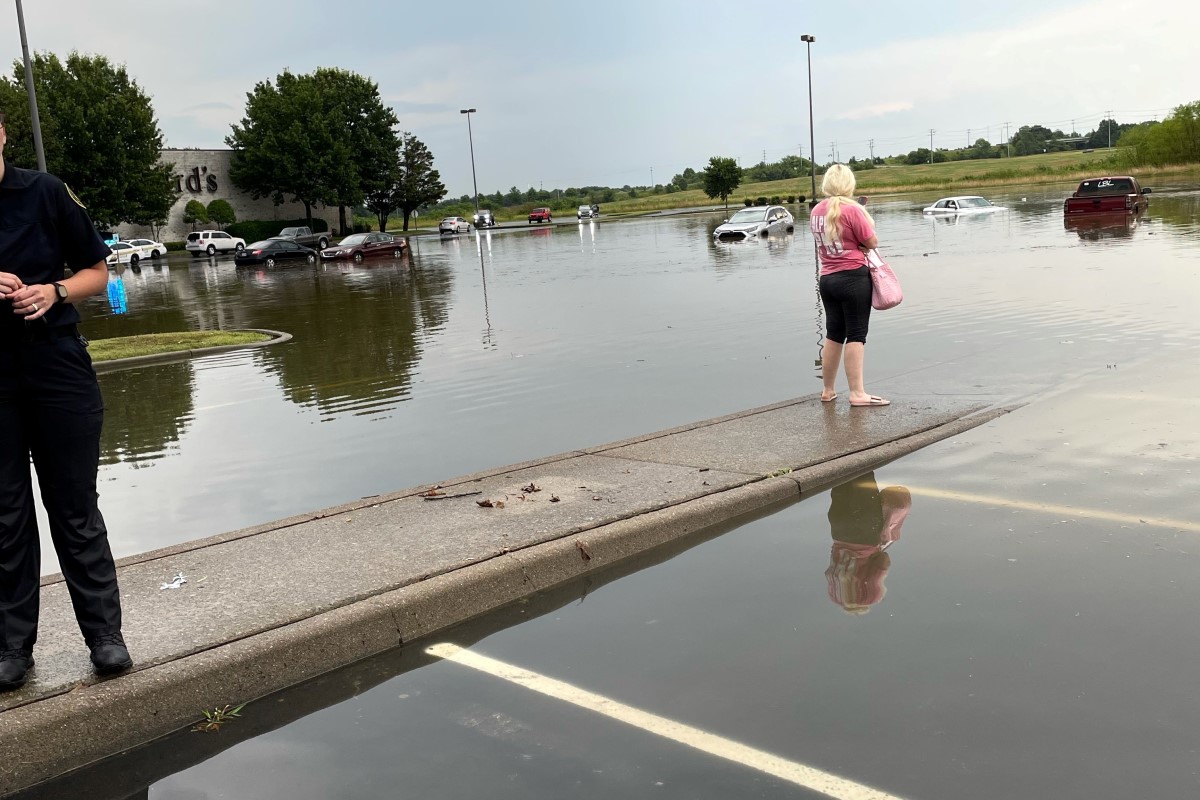 UPDATE: Water pours into mall, 2 feet of flash flooding in parking lot UPDATE: Water pours into mall, 2 feet of flash flooding in parking lot