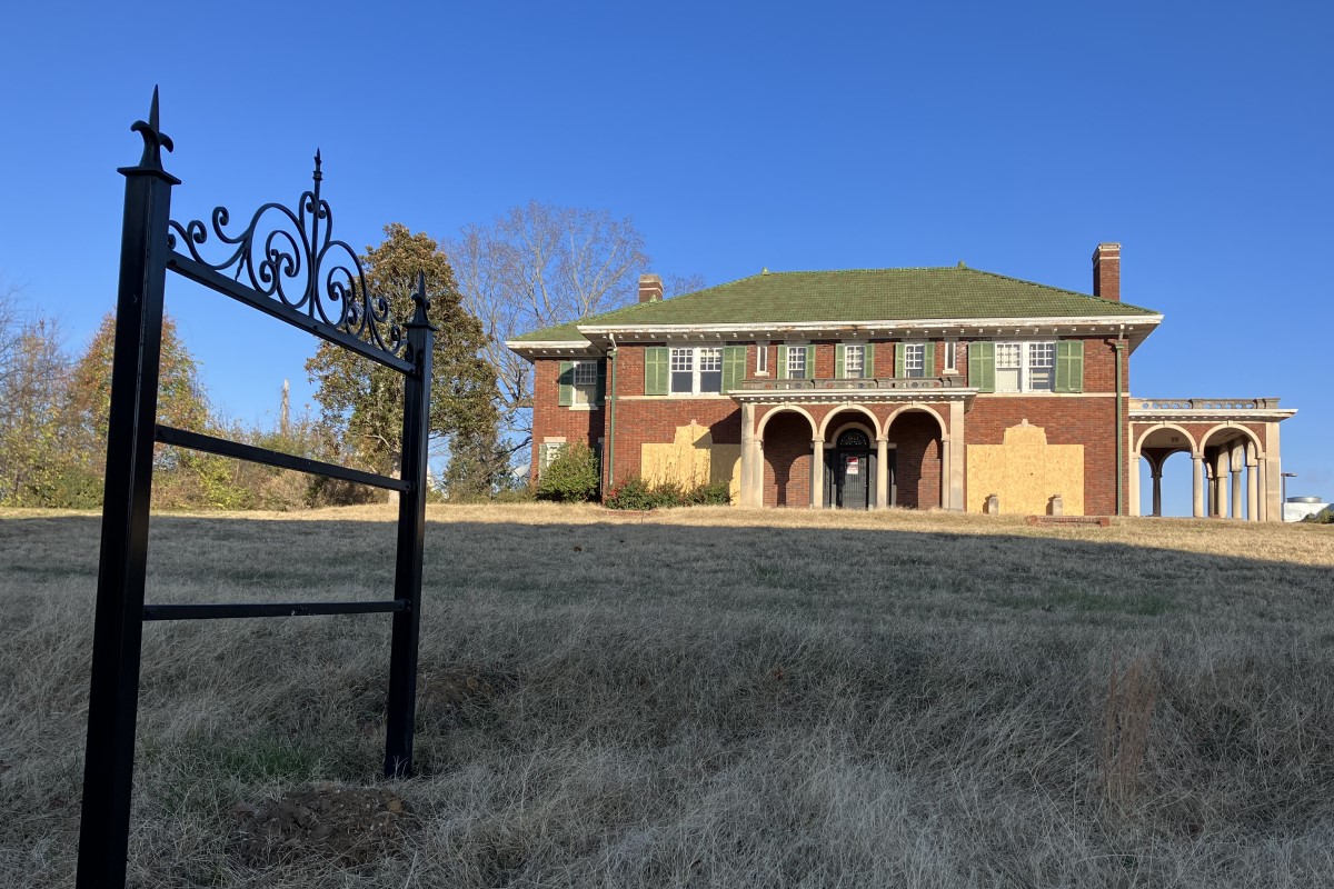 The Dunlop Mansion, 517 Madison St., on Nov. 28, 2023. (Chris Smith)
