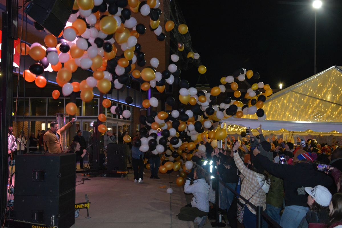 Close to 2,000 celebrate New Year at Downtown Commons | PHOTOS