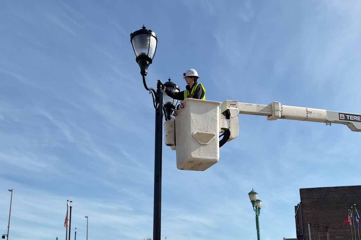Green poles, benches, trash bins across downtown Clarksville to be painted black Green poles, benches, trash bins across downtown Clarksville to be painted black