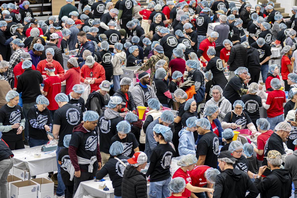 Hundreds help new Clarksville Feeds the World pack 500,000 meals | PHOTOS