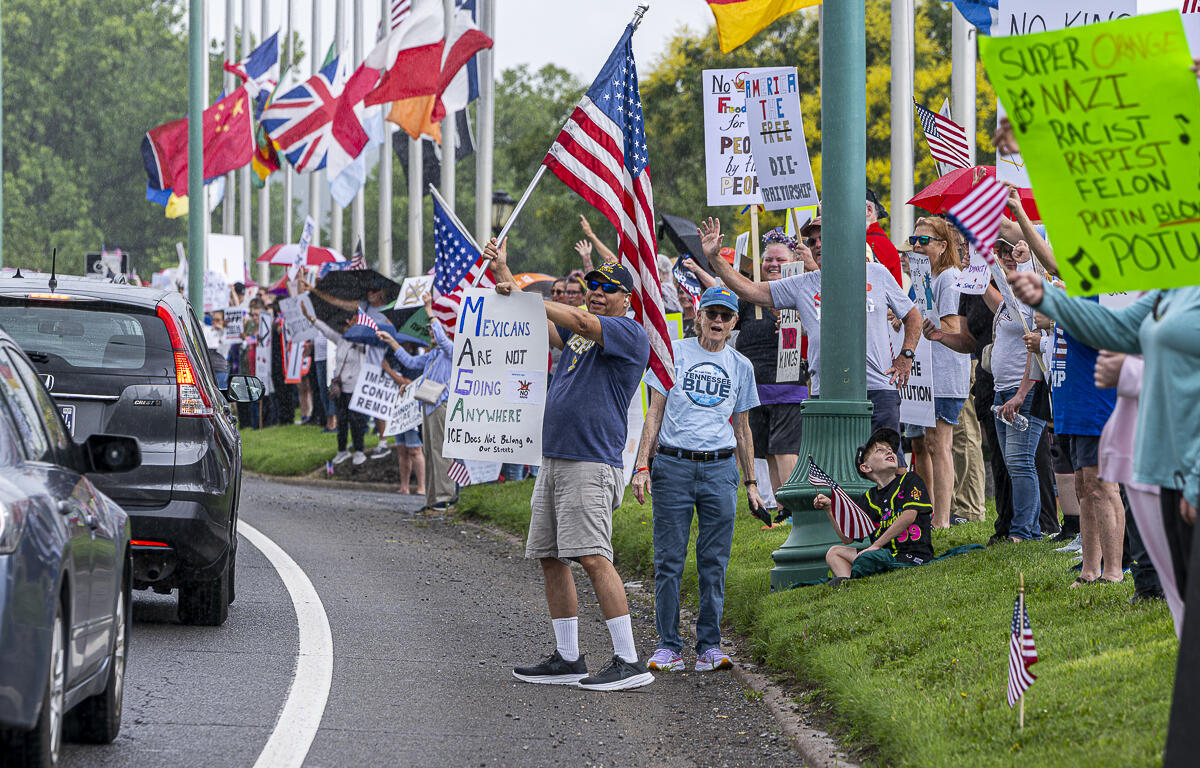 The No Kings protest on Riverside Drive in Clarksville on June 14, 2025. (Jeff Danault/Clarksville Now)