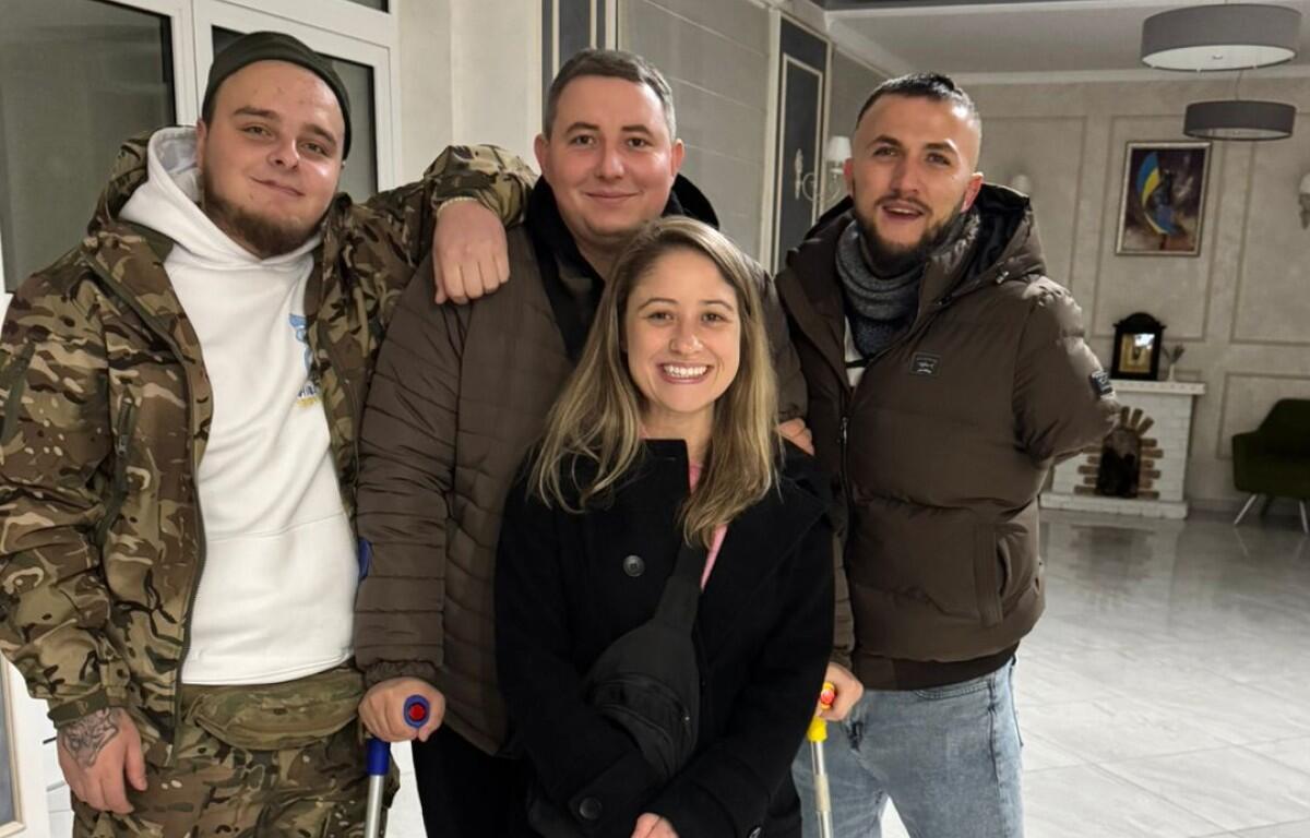 Andrea Lee, front, with wounded Ukrainian soldiers in 2024. (Andrea Lee, contributed)