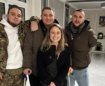 Andrea Lee, front, with wounded Ukrainian soldiers in 2024. (Andrea Lee, contributed)