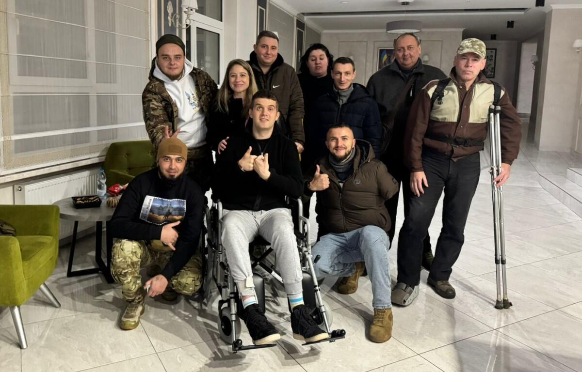 Andrea Lee with wounded Ukrainian soldiers in 2024. (Andrea Lee, contributed)