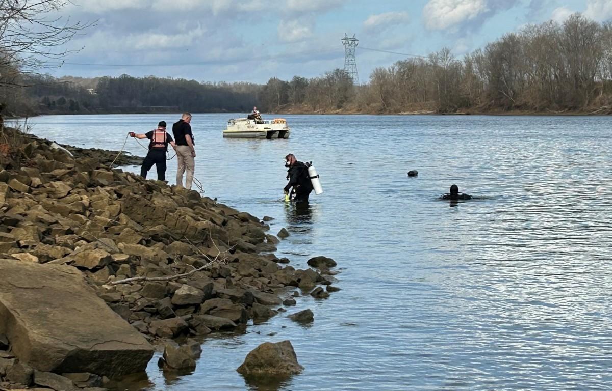 Divers recover a body from the Cumberland River on Jan. 9, 2026. (Montgomery County Sheriff's Office, contributed)