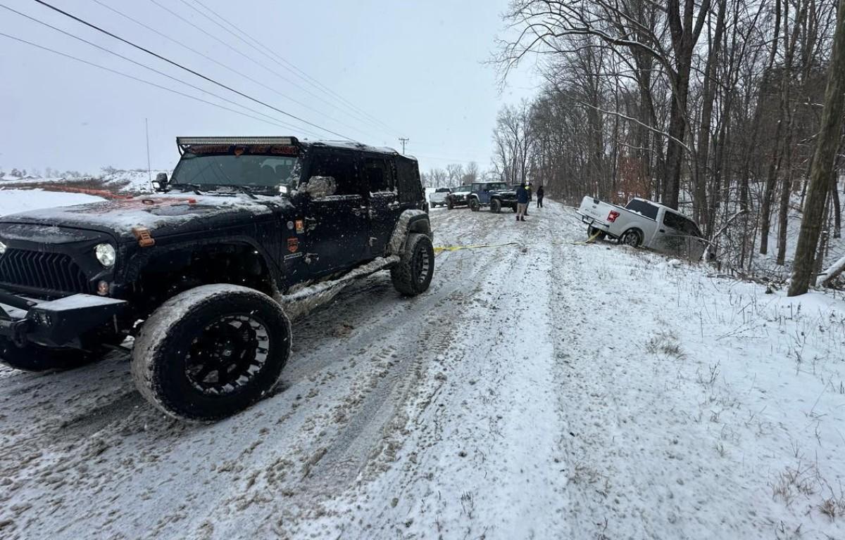 Members of the Clarksville Jeep Crew assist a vehicle stuck in the snow on Jan. 24, 2026. (Clarksville Jeep Crew, contributed)