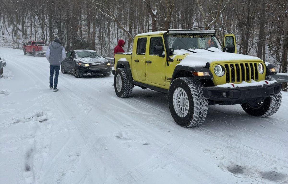 Members of the Clarksville Jeep Crew assist a vehicle stuck in the snow on Jan. 24, 2026. (Clarksville Jeep Crew, contributed)