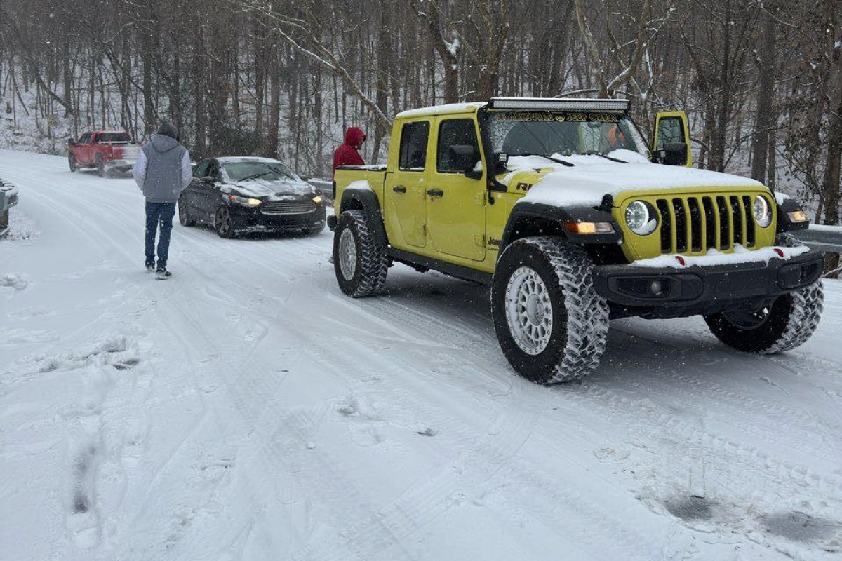 Members of the Clarksville Jeep Crew assist a vehicle stuck in the snow on Jan. 24, 2026. (Clarksville Jeep Crew, contributed)