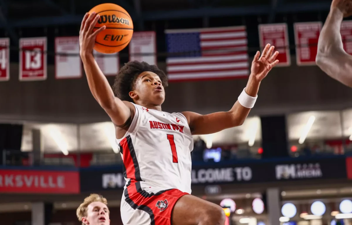Zyree Collins goes up for the layup during the Govs' 74-72 win against Eastern Kentucky, Jan. 15, at F&M Bank Arena.