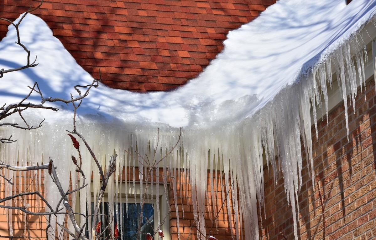 Ice weighing down a home's gutter system. (Shutterstock)