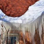 Ice weighing down a home's gutter system. (Shutterstock)