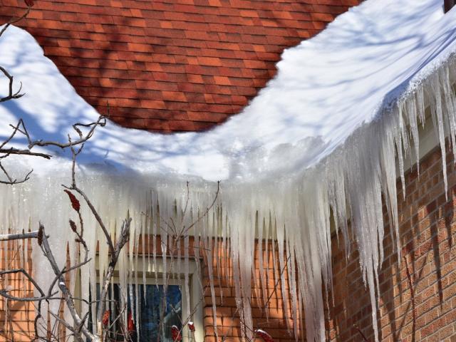 Ice weighing down a home's gutter system. (Shutterstock)