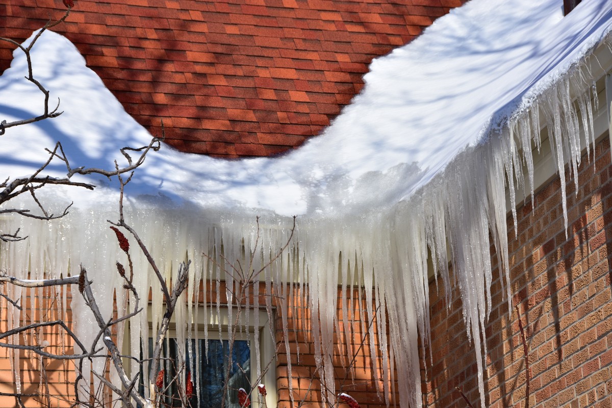 Ice weighing down a home's gutter system. (Shutterstock)