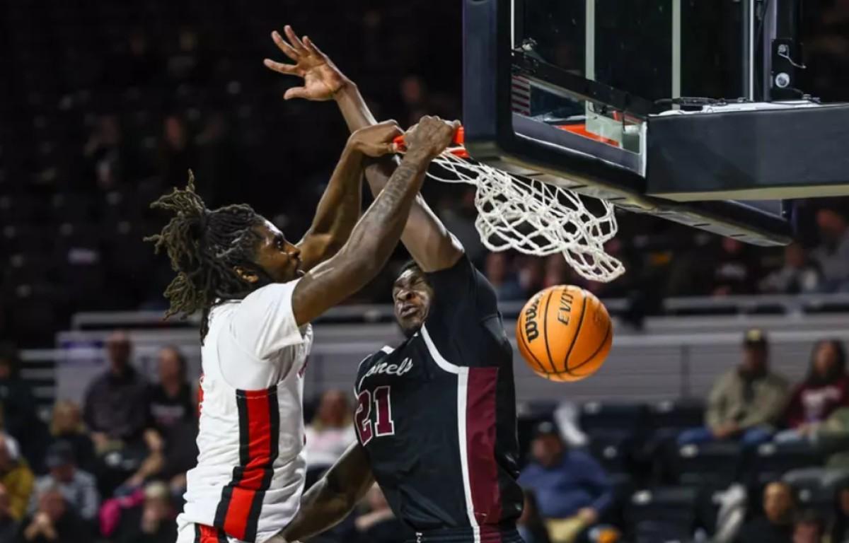 Austin Peay's basketball team defeated Eastern Kentucky, Jan. 28, at Baptist Health Arena in Richmond, Kentucky. (Photo by Alex Allard, APSU Athletics)