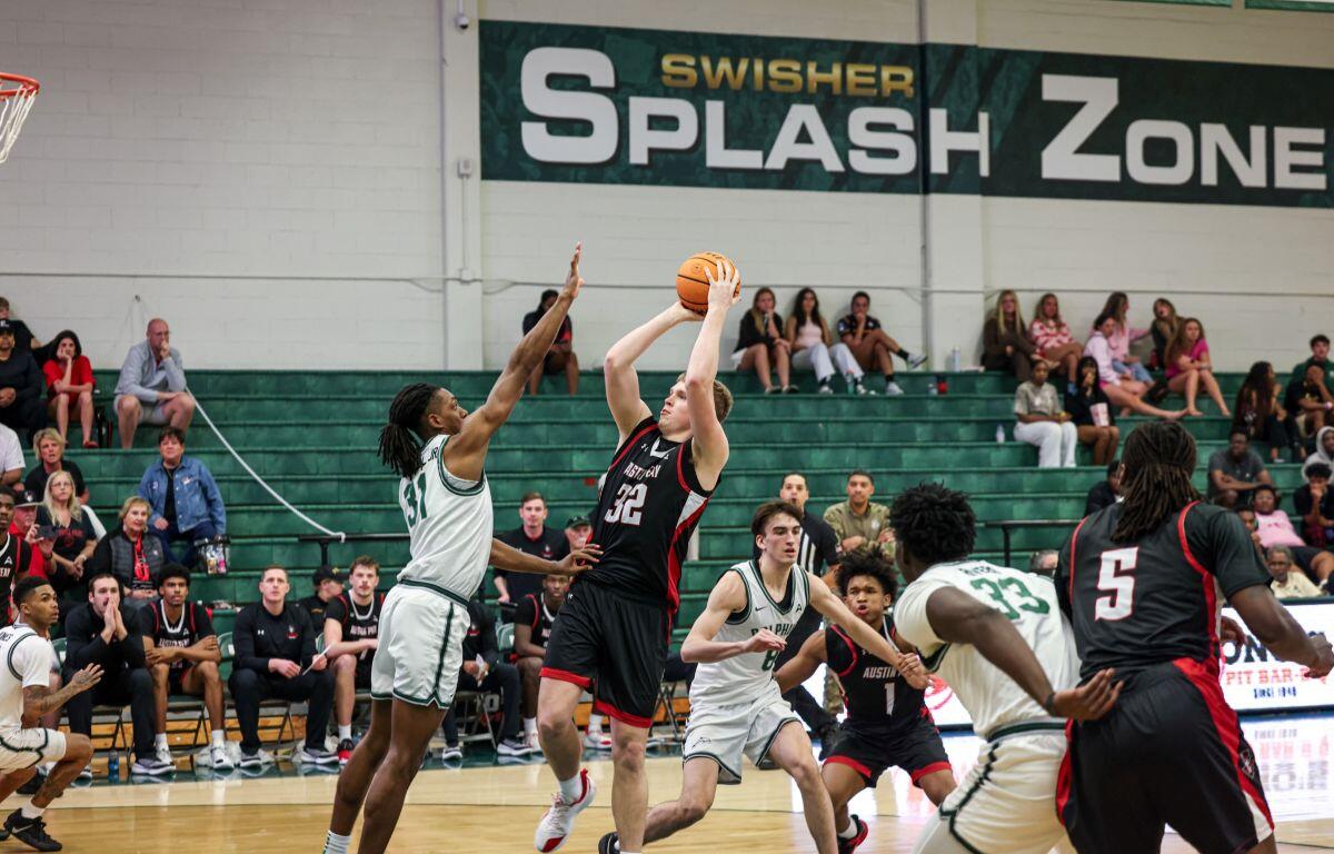The Austin Peay men's basketball team defeated Jacksonville on Saturday, February 21, 2026. Photo by Alex Allard, APSU Athletics.