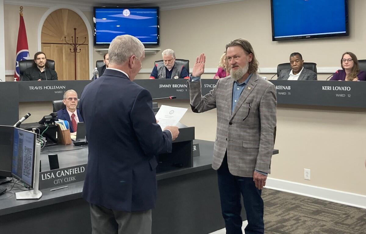 Mayor Joe Pitts swears in Eric Claunch as a City Council member on Feb. 19, 2026. (Christian Brown)