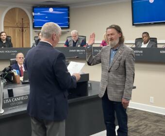 Mayor Joe Pitts swears in Eric Claunch as a City Council member on Feb. 19, 2026. (Christian Brown)