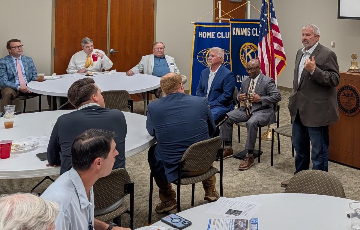 Mike Oliver speaks at the Downtown Kiwanis Club on April 28, 2026. (Chris Smith)