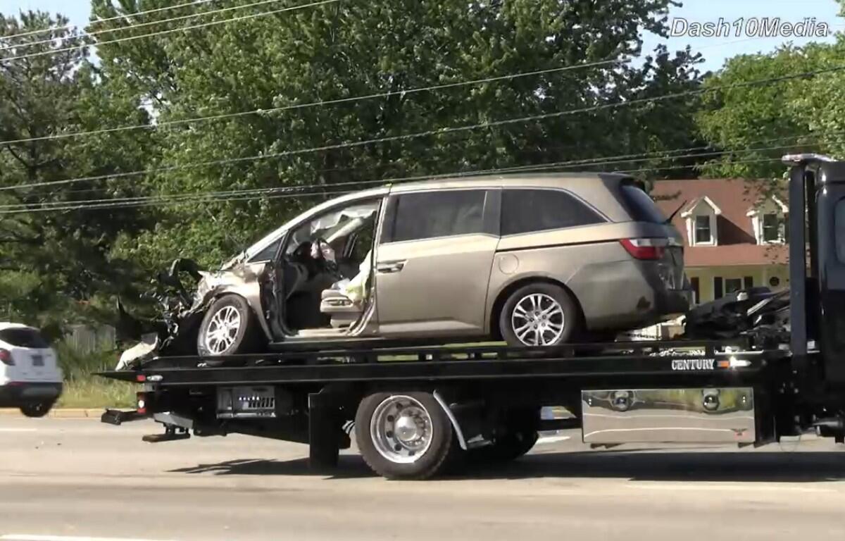 Several vehicles crashed on Tiny Town Road on May 8, 2026. (Enrique Hernandez, Dash 10 Media)