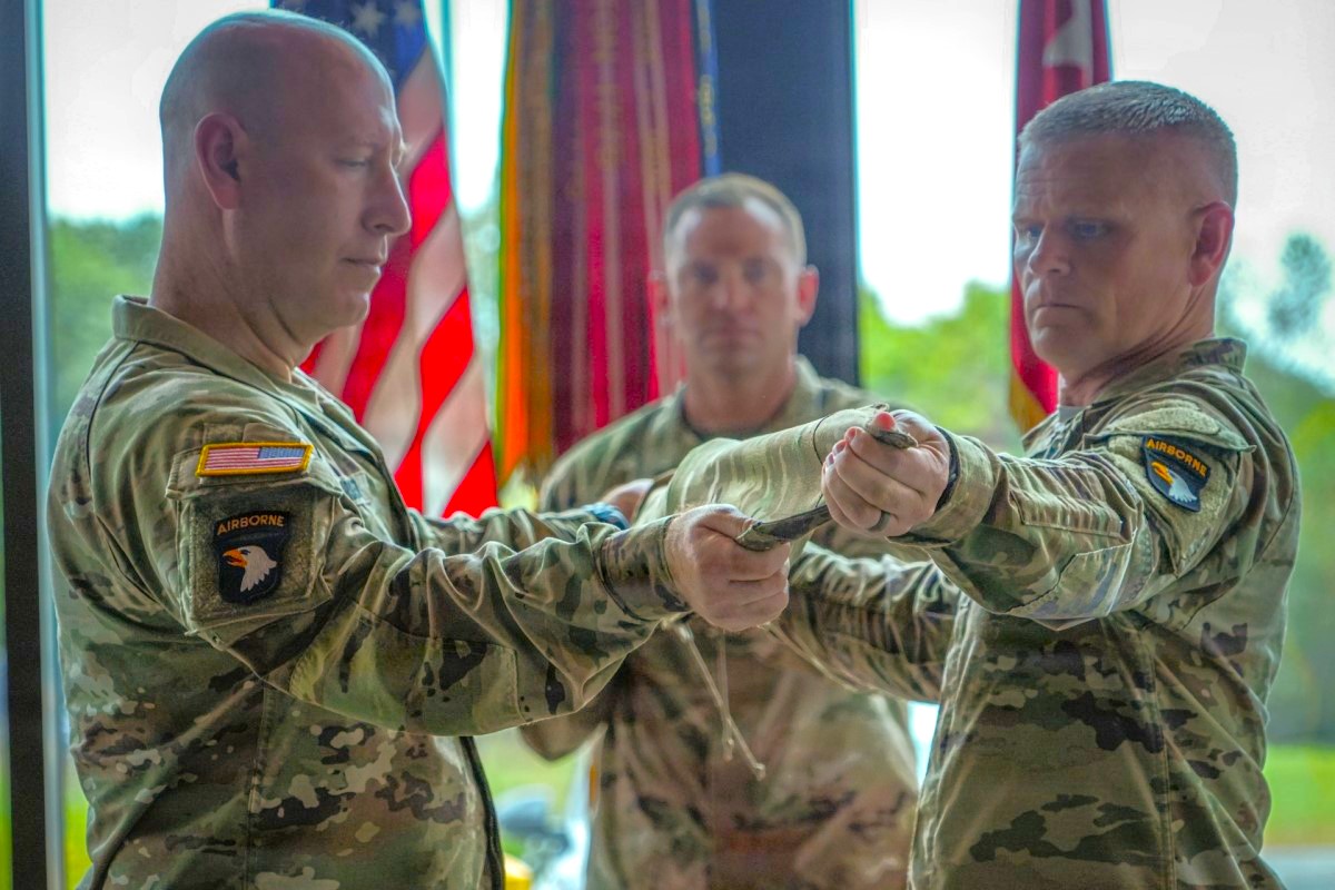 101st Airborne Division HQ uncases colors following return from U.S ...