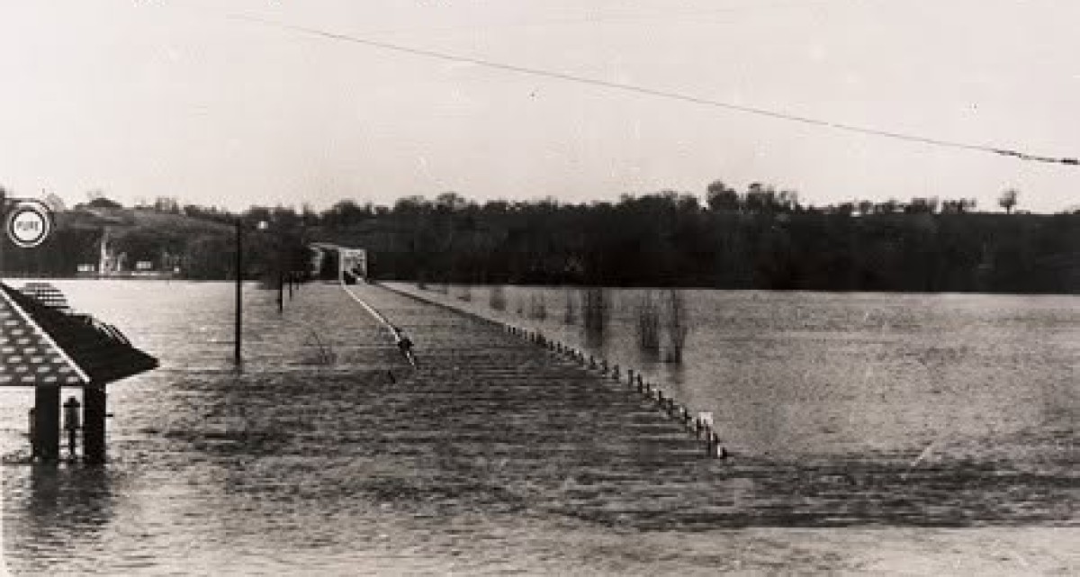 The New Providence bridge over the Red River during the 1937 flood. (Montgomery County Archives, contributed)