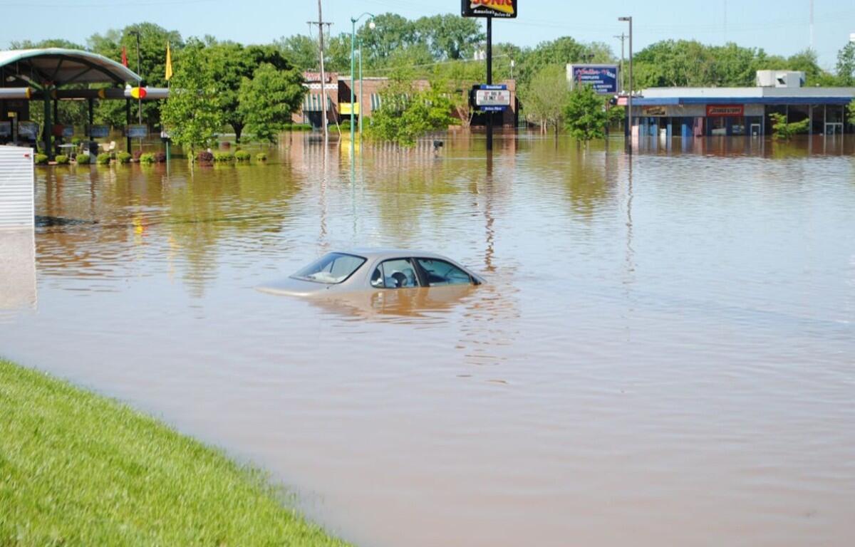 Flooding along Riverside Drive in May 2010. (Clarksville Now archives)