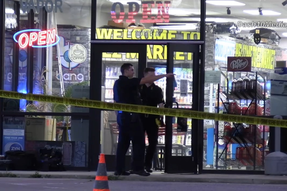 Clarksville Police investigate a stabbing at EZ Market on Boy Scout Road on June 30, 2026. (Enrique Hernandez, Dash 10 Media)