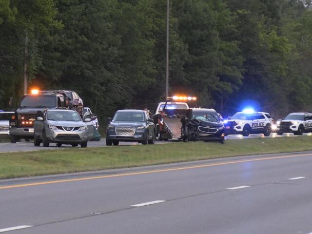 Several cars wrecked on the 101st Airborne Division Parkway on Aug. 27, 2026. (Enrique Hernandez, Dash 10 Media)