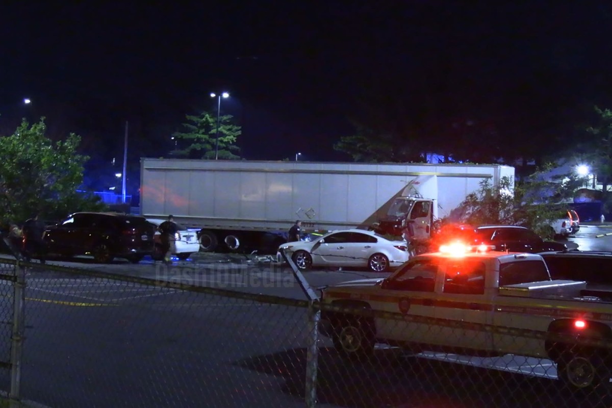 A semi truck driver veered off of Wilma Rudolph Boulevard and into parking lots on Sept. 18, 2026. (Enrique Hernandez, Dash 10 Media)