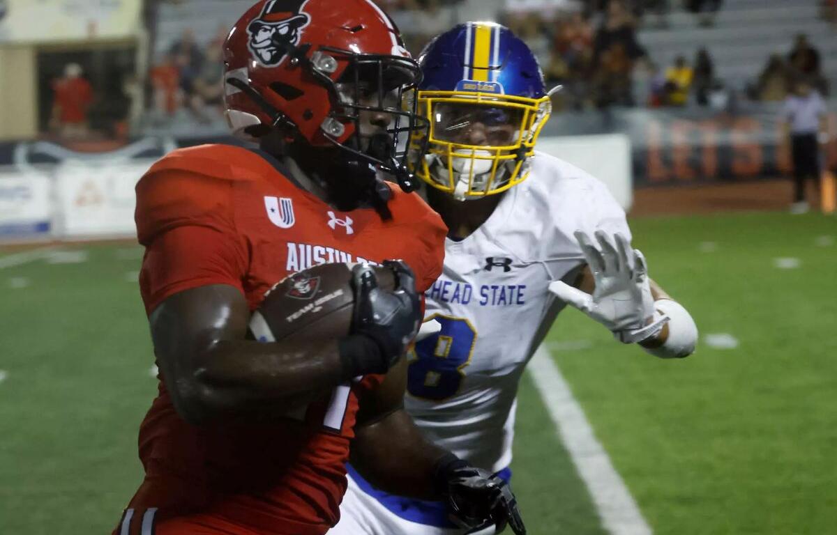 Courtland Simmons runs against Morehead State on September 13, 2025. (Robert Smith,  APSU Contributed).